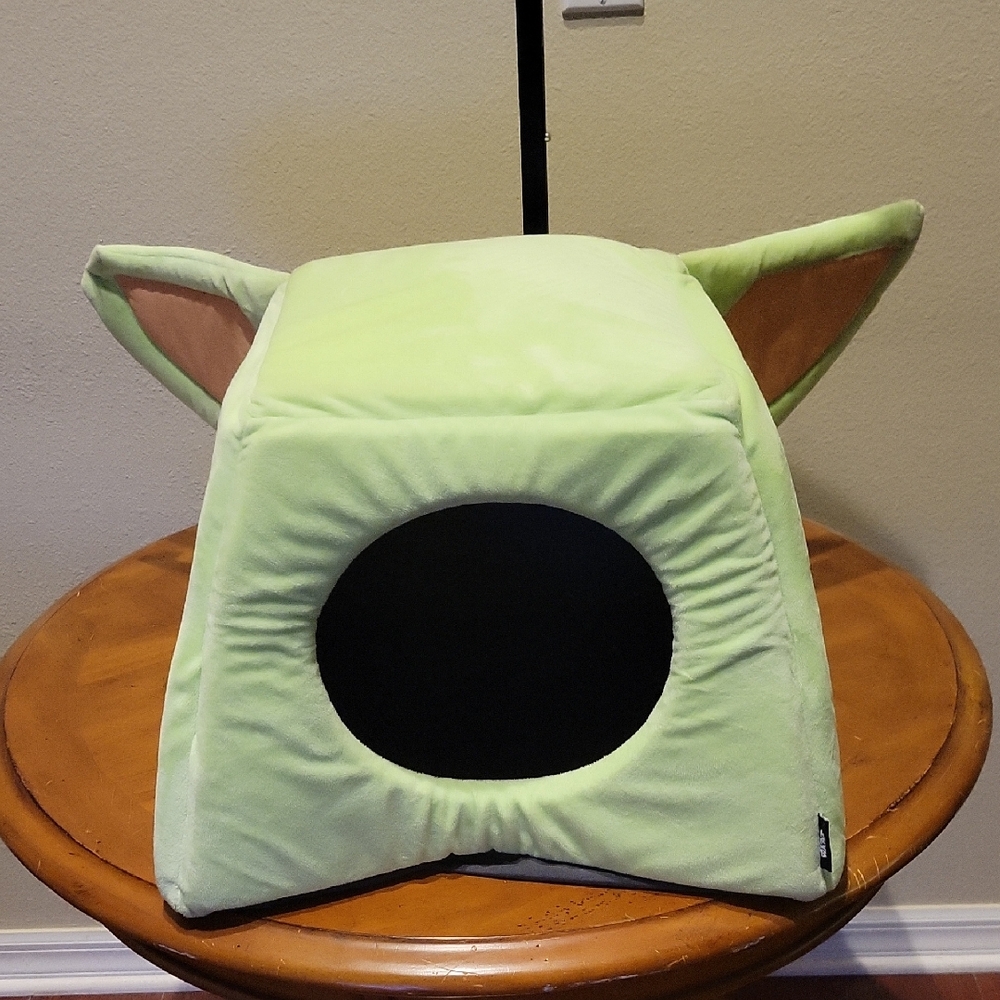MANDALORIAN'S   THE CHILD, STAR WARS THEME,  SMALL CAT/DOG BED